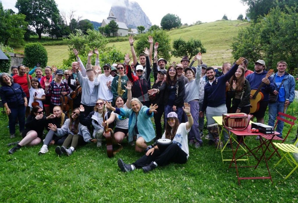 Photo de groupe devant la montagne lors d'un échange à Gresse-en-Vercors